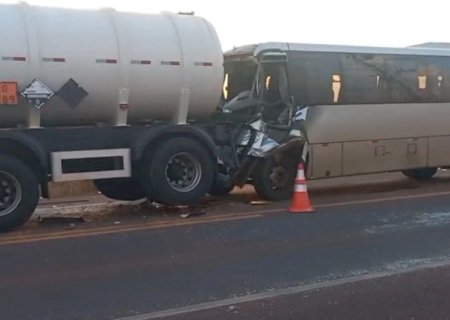 Engavetamento envolve duas carretas e um micro-ônibus na BR-163