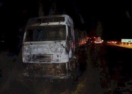 Ivinhema - Carreta e consumida pelo fogo na BR -376 e fogo se espalha em canavial