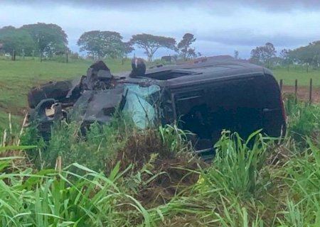 Motorista bate na traseira de caminhão e carro na MS - 276