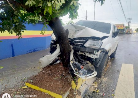 Ivinhema - Acidente envolvendo uma caminhonete em frente ao CCI