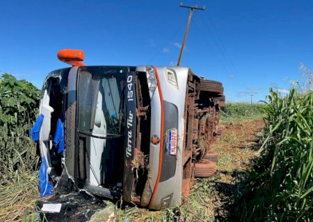 Duas pessoas morrem e várias ficam feridas em acidente com ônibus na BR-163