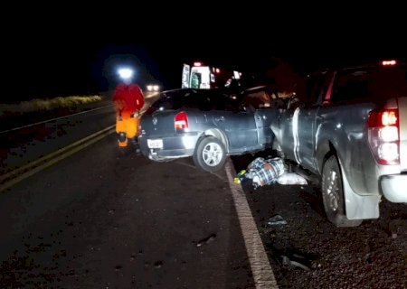 Casal  morre em acidente entre caminhonete e Gol na BR-262
