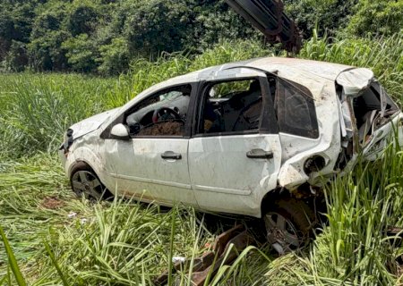 Ivinhema - Colisão traseira seguida de capotamento deixa uma vítima ferida presa as ferragens na BR - 376