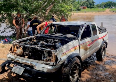 Caminhonete cai de balsa e motorista morre afogado no rio Apa