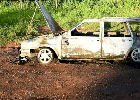 Carro funerário pega fogo transportando caixão com corpo