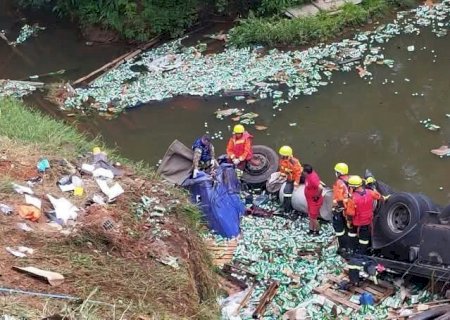 Caminhão com carga de cervejas tomba, motorista morre e 15 pessoas são presas por saquear carga