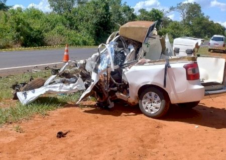 Motorista de ambulância morre em colisão frontal com caminhão na MS-112