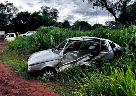 Acidente envolvendo caminhonete deixa Uno destruído e uma pessoa ferida na MS-040