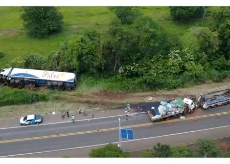 Acidente entre três caminhões deixa um morto e um ferido na BR-158