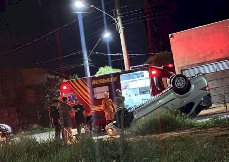 Ivinhema - Motorista capota carro após colidir  em outros dois veículos no bairro dos funcionários públicos
