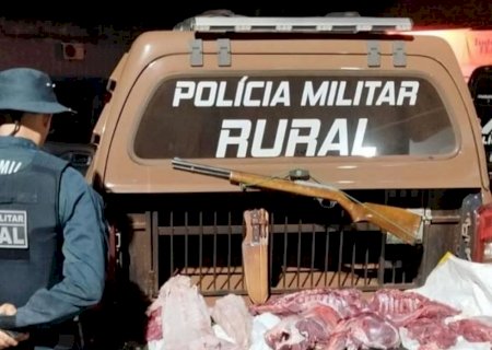 Durante patrulhamento na zona rural de Caarapó, a equipe da Polícia Militar Rural prendeu um homem por porte ilegal de arma de fogo e crime ambiental