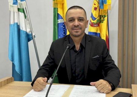 Vagner Policia solicita construção de espaço coberto com bancos em frente à escola Prof. Luizinho