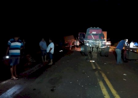 Acidente com três caminhões interdita MS-276 por mais de quatro horas