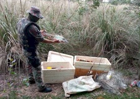 Polícia Militar Ambiental apreendeu 42 kg de pescado ilegal e redes no Rio Ivinhema