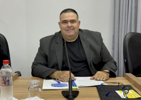 Professor Erlon solicita recapeamento asfáltico no conjunto habitacional Salvador de Souza Lima e concede MOÇÃO HONROSA DE RECONHECIMENTO