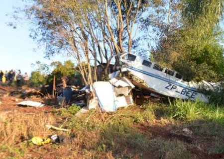 Avião levando milhões dólares e milhões de reais caiu deixando um morto e parte do dinheiro foi saqueado