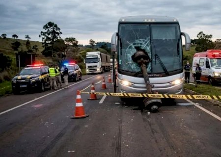 Peça de caminhão se solta, atinge ônibus e mata jovem de 29 anos