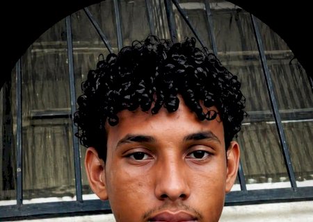 Jovem é atraído até o portão e é executado a tiros