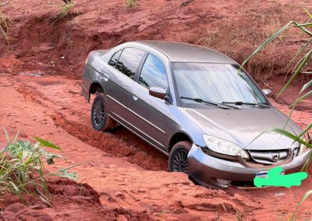 Ivinhema - Veiculo sai da pista e cai em valeta na MS-141 próximo a AABB