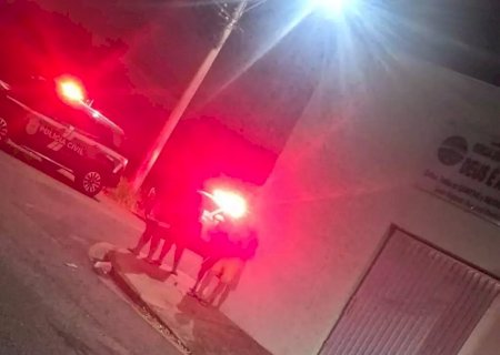 Homem é morto com facada no pescoço no meio da rua em frente à igreja