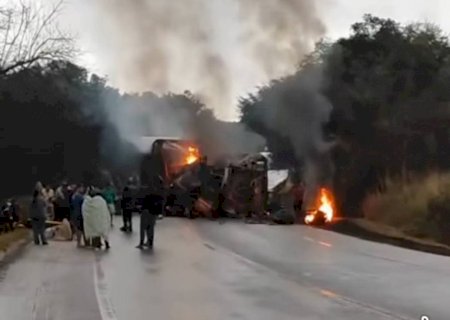 Grave acidente na BR-251 deixa cinco mortos após colisão entre carreta, ônibus e veículo no Norte de Minas