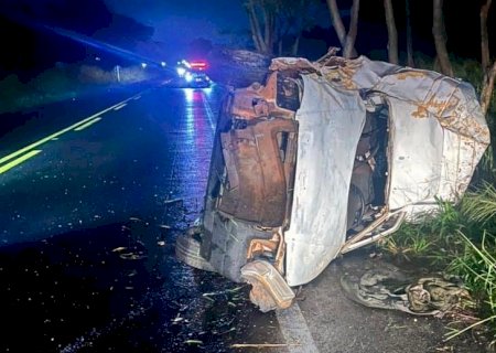 Homem é socorrido após capotar Fiorino próximo ao frigorífico JBS em Nova Andradina