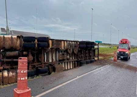 Motorista perde controle da direção e tomba carreta na MS - 157