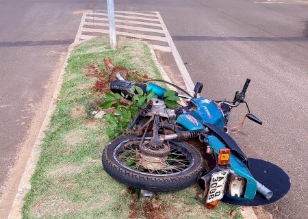 Ivinhema - Jovem perde controle da direção de moto e  colide em placa de sinalização