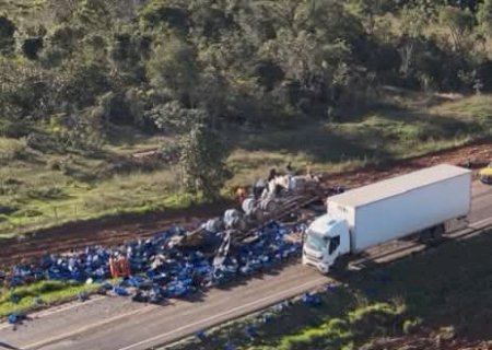 Motorista morre após caminhão de bebidas capotar entre Água Clara e Inocência