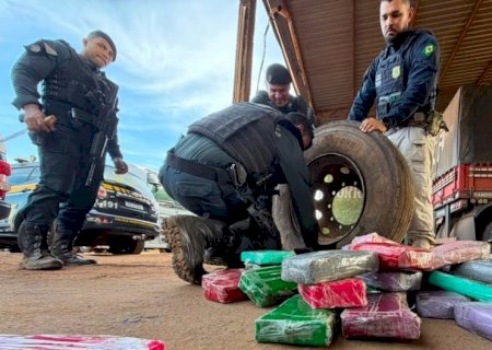 Carreta carregada com soja é apreendida com drogas escondidas  nos estepes em Batayporã