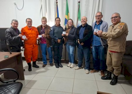 Conselho Comunitário de Segurança de Ivinhema recebe Coordenador Estadual  Adjunto e entrega carteirinhas aos membros