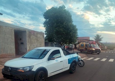 Motociclista fica ferida após colisão com Saveiro no Bairro Água Azul, em Ivinhema