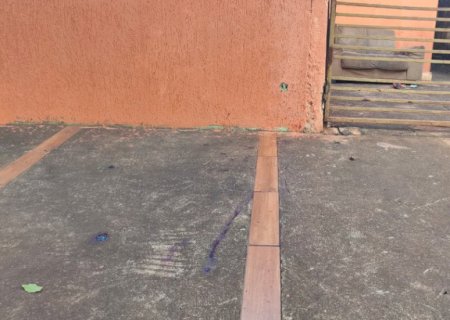 Homem de trinta e sete anos é morto por jovem de dezenove anos após discussão em frente à casa da ex-mulher em Dourados