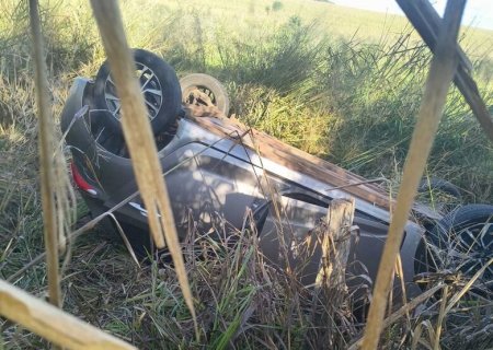 Motorista perde o controle após atingir buraco e capota veículo próximo à 3ª Linha, em Culturama