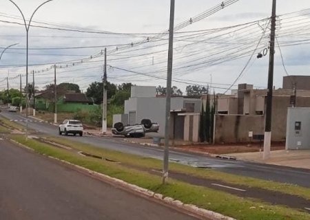 Ivinhema: Acidente envolvendo uma  Van e uma caminhonete Mitsubishi Triton na Av Reinaldo Massi