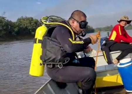 Ivinhema: Equipe de mergulhadores dos Bombeiros de Campo Grande seguem a procura de homem desaparecido no Rio Ivinhema
