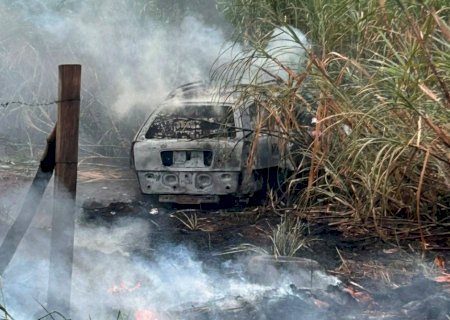 Carro lotado de cigarro paraguaio foge da PRF, pega fogo e causa incêndio em lavoura de cana