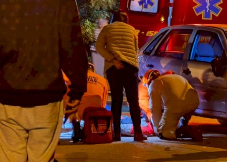 Motociclista fica ferido após acidente envolvendo um carro e uma moto em cruzamento de bairro de Batayporã