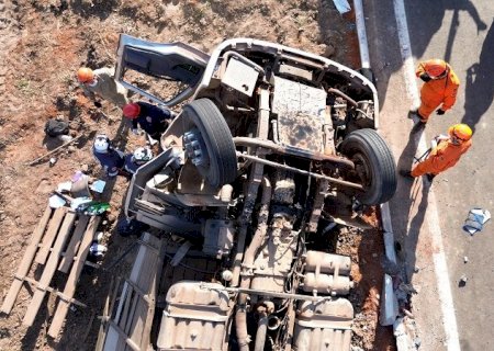 Motorista fica preso às ferragens após caminhão tombar na BR-262