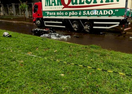 Motociclista de 19 anos morre após bater na traseira de caminhão em avenida de Dourados