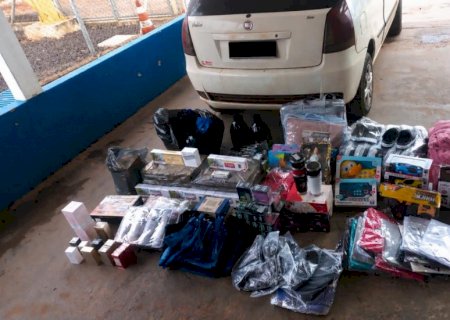 Polícia Militar apreendeu um veículo carregado de mercadorias contrabandeadas do Paraguay