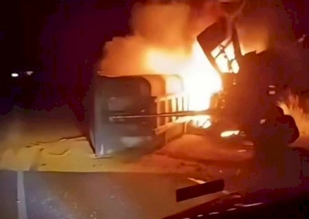 MS-386: cinco pessoas morrem carbonizadas após carreta bitrem tombar sobre Chevrolet Spin