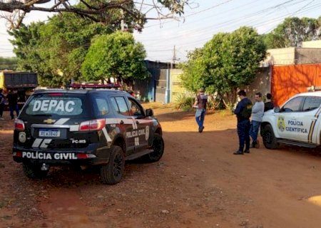 Homem é assassinado a facadas e encontrado embaixo de árvore em Campo Grande