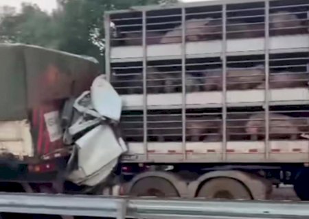 Caminhoneiro morre em engavetamento envolvendo quatro veículos na BR-163
