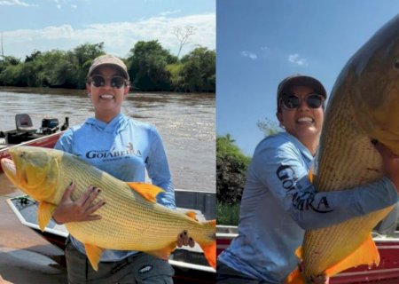 'Achei a barra de ouro': empresária fisga peixe dourado gigante de 18 kg em rio de Mato Grosso do Sul