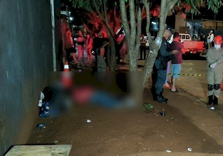 Homem é executado com 2 tiros na cabeça por dupla em moto