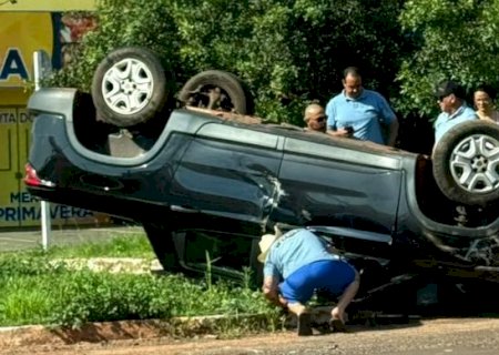 Nova Andradina - Fiat Toro tomba após ser atingida por caminhonete no Jardim Universitário