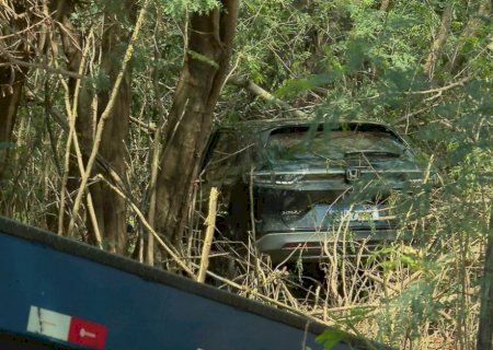 Procurado por roubo atinge casal de moto, foge sem prestar socorro e é preso após bater em árvore
