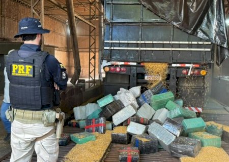 Carreta parada em rodovia chama atenção e polícia apreende mais de 5t de maconha
