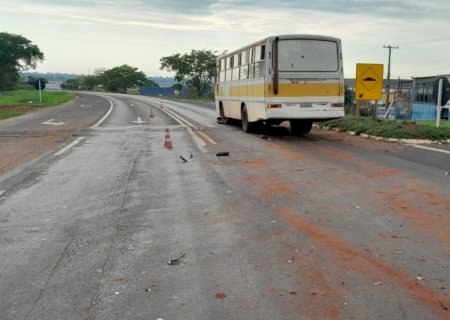 Adolescente de 16 anos morre após moto em que estava bater em ônibus na rodovia MS-497